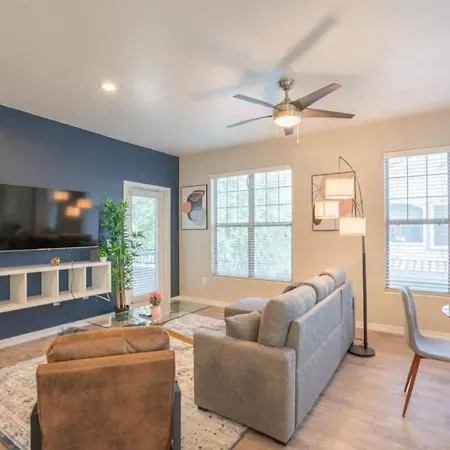 Apartamento Posh 2Bd - Midtown - Gym, Pool, W-D, Parking - Sleeps 8